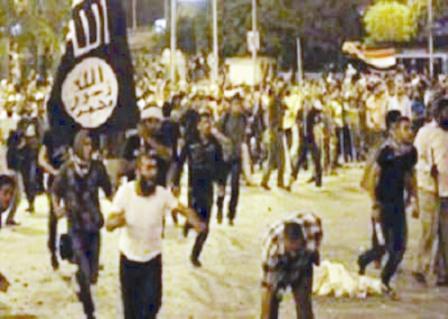 أنصار مرسي يرفعون علم (القاعدة) في ميدان رمسيس